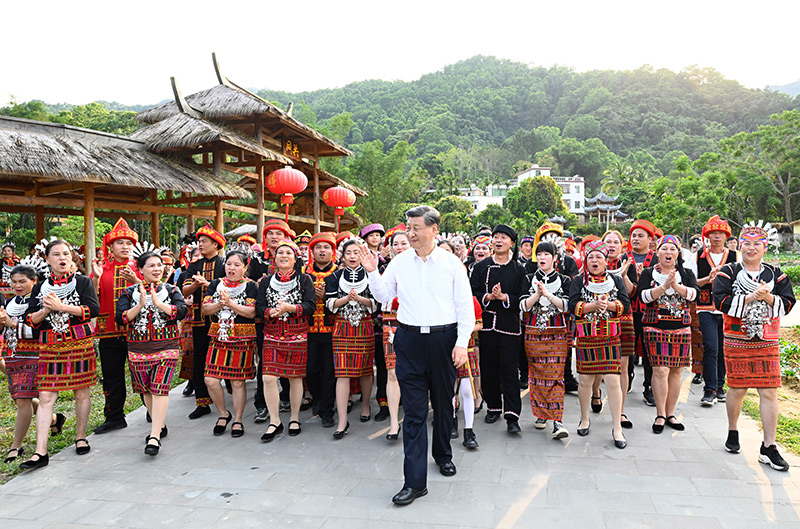 4月10日至13日，，，，，，，，中共中央总书记、国家主席、中央军委主席习近平在海南考察。。。。。这是11日下昼，，，，，，，，习近平在五指山市水满乡毛纳村向村民们挥手致意。。。。。新华社记者 李学仁 摄